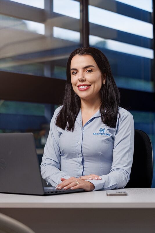 Fernanda Possamai Gerente de Gente&Gestão da Multiplike no ambiente de trabalho